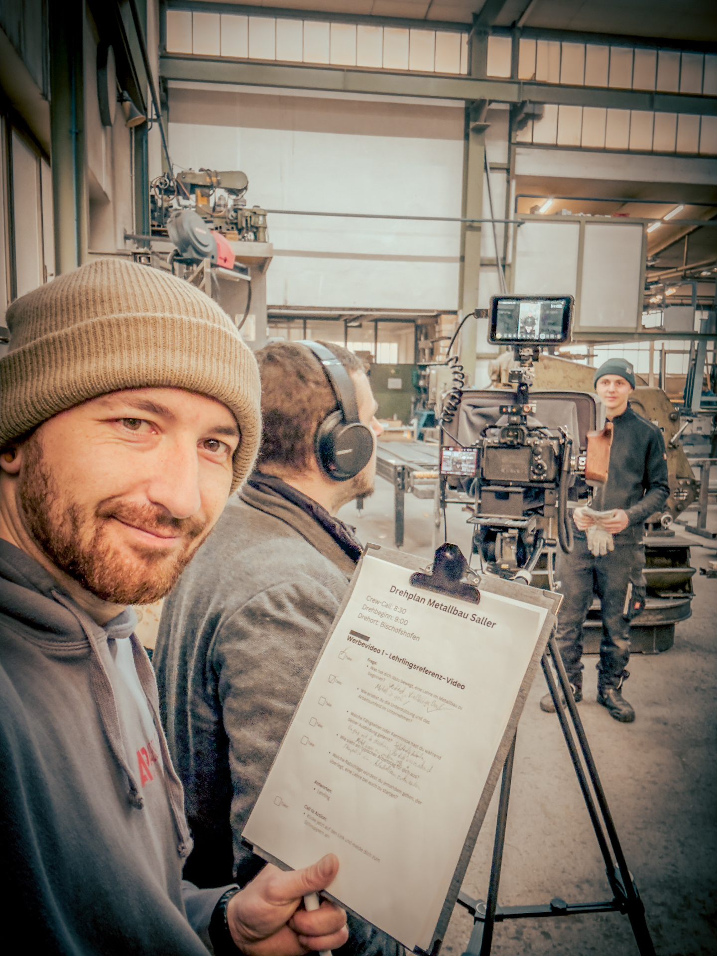 Filmteam bei der Umsetzung im Handwerksbetrieb